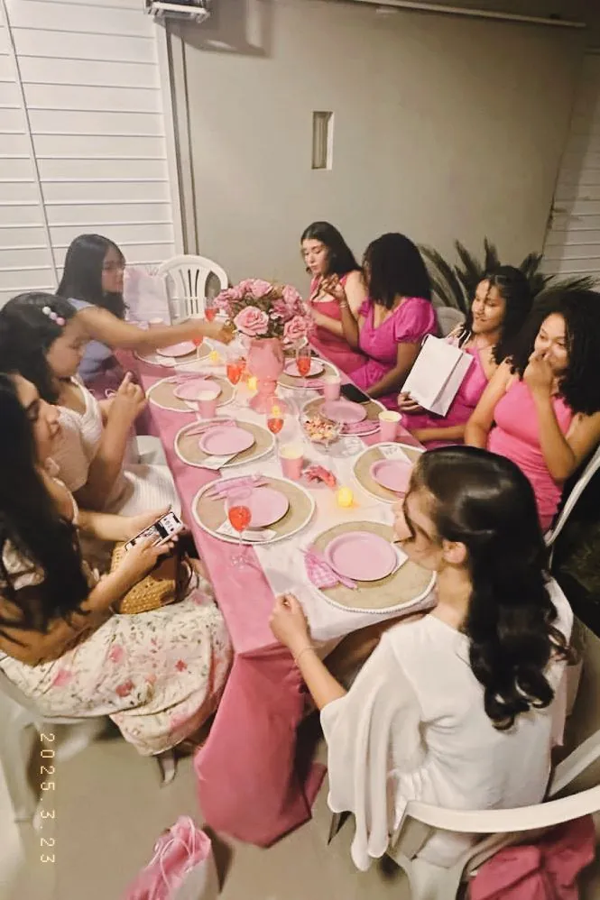 Brunch de mulheres com decoração rosa