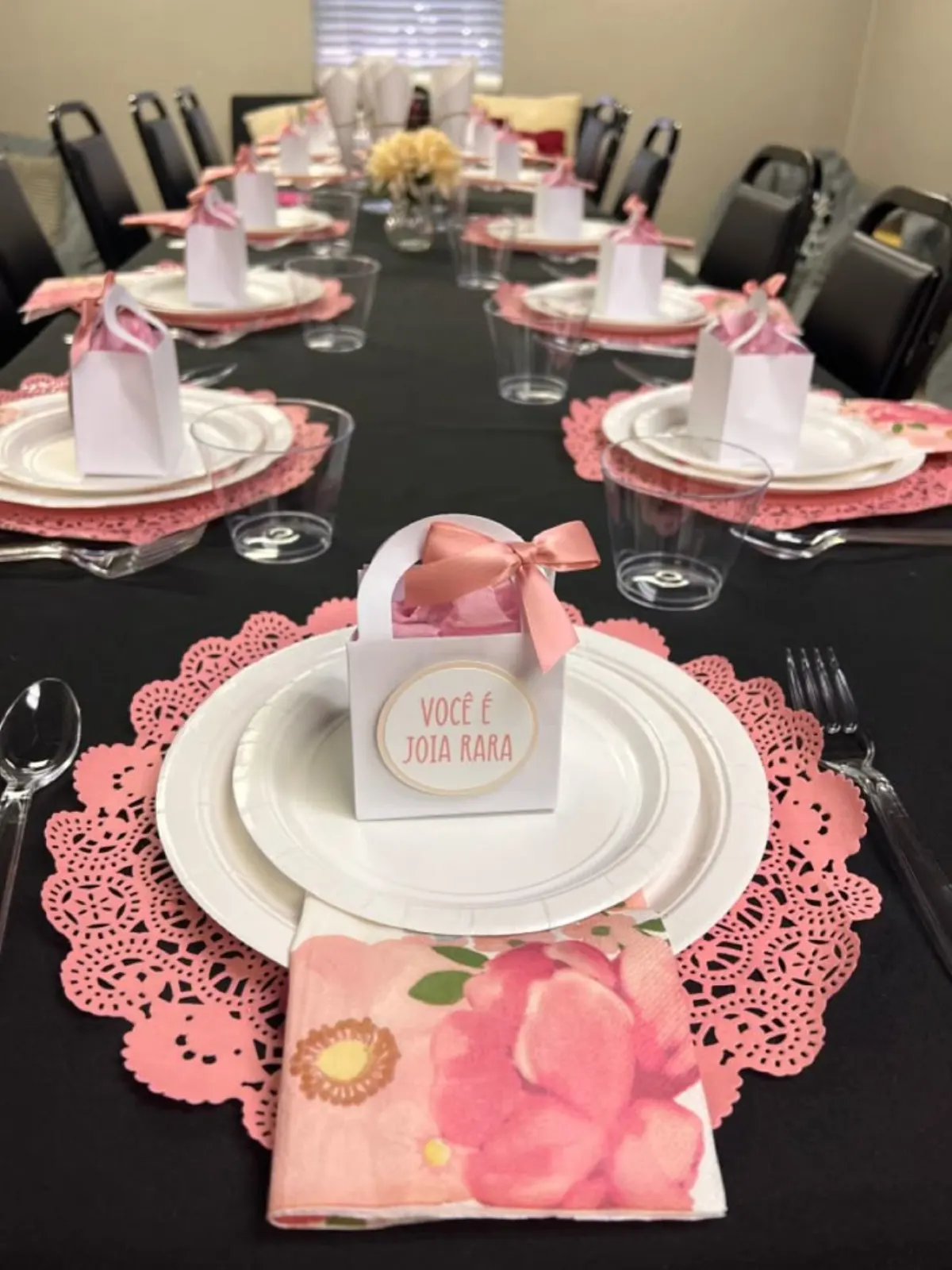 Mesa decorada com sousplats rosa e caixinha Você é Joia Rara